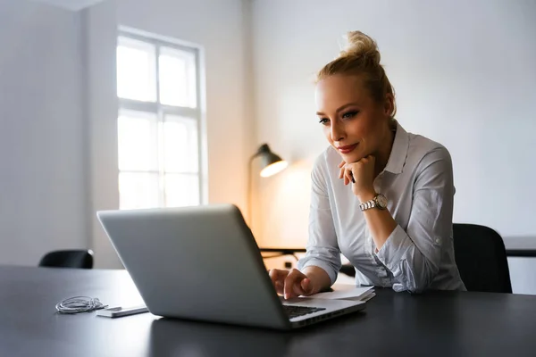 Femme travaillant avec un ordinateur portable — Photo