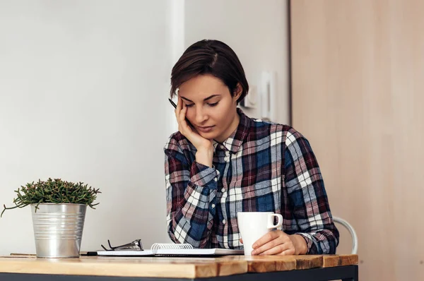 Chica haciendo la tarea en casa —  Fotos de Stock