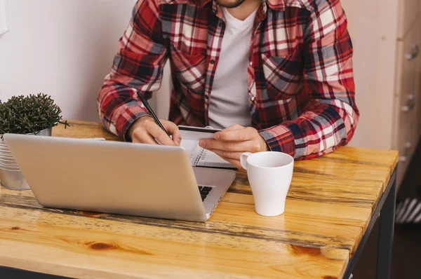 Dizüstü bilgisayarda çalışan bir iş adamı 