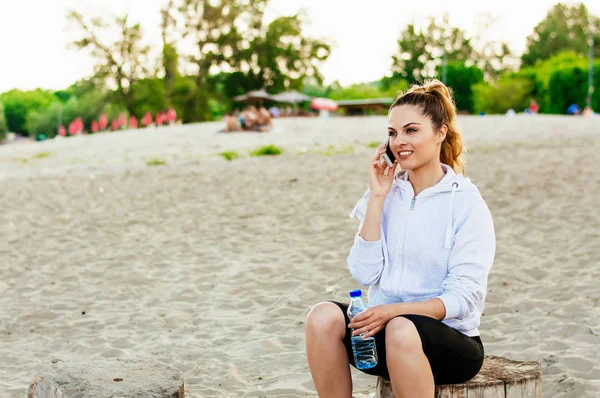 Mädchen greift zum Smartphone — Stockfoto