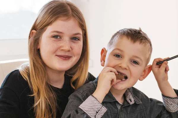 Yemek masasında oturan çocuklar