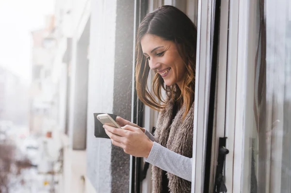 Mujer sosteniendo teléfono inteligente — Foto de Stock