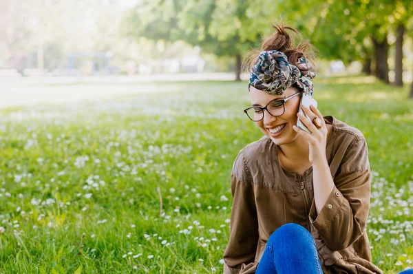 Cep Telefonu Konuşan Kadın