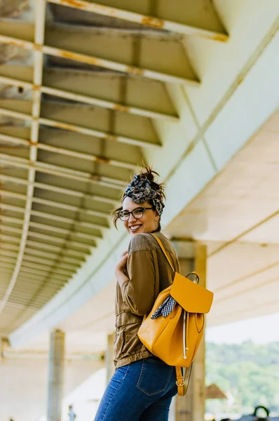 Chica con estilo con mochila amarilla — Foto de Stock