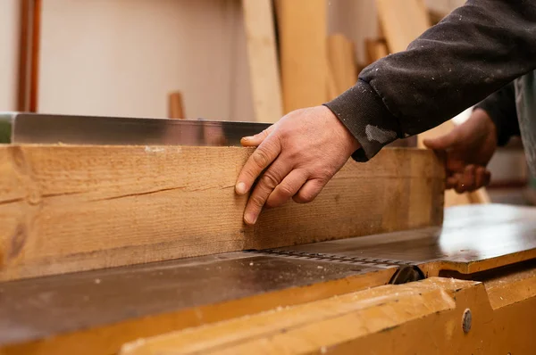 Carpenter working with wood — Stock Photo, Image