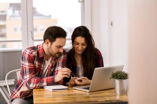 Pareja joven trabajando juntos — Foto de Stock