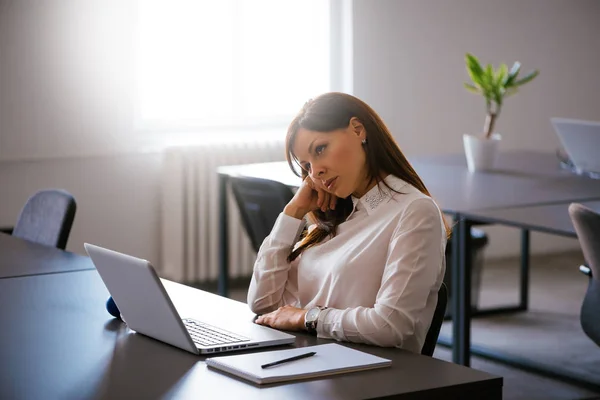 Donna in ufficio che lavora con il computer portatile — Foto Stock