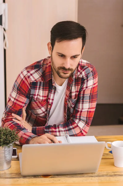 Dizüstü bilgisayarda çalışan bir iş adamı 