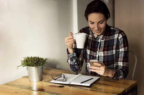 Cep telefonu kullanan kadın 