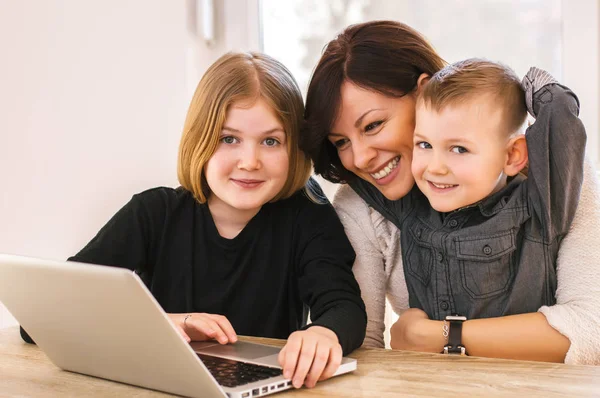 dizüstü bilgisayar ile eğlenmek aile