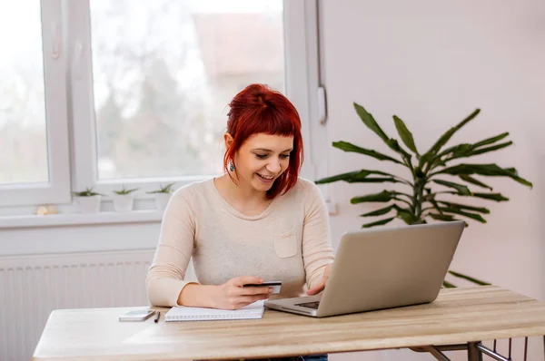 Dziewczyna pisania na laptopa — Zdjęcie stockowe