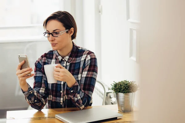 Woman using mobile phone — Stock Photo, Image