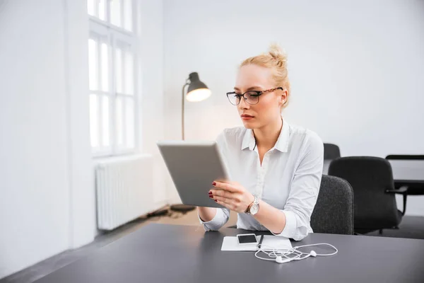 Woman using tablet computer — Stock Photo, Image