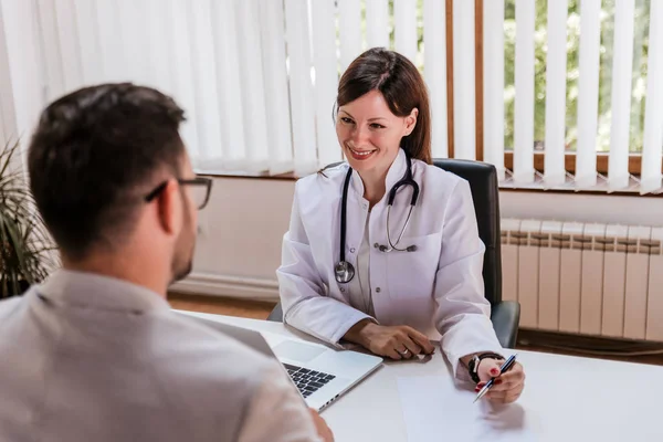 Arzt meldet männlichen Patienten — Stockfoto