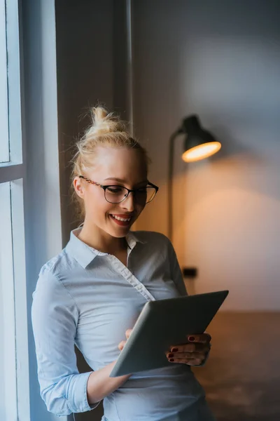 Frau benutzt Tablet-Computer — Stockfoto