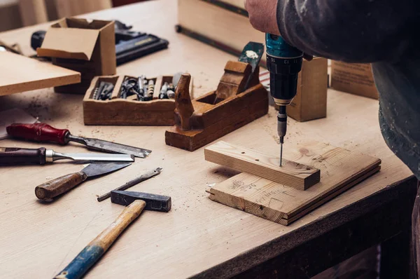 Artesano trabajando en el espacio de trabajo — Foto de Stock