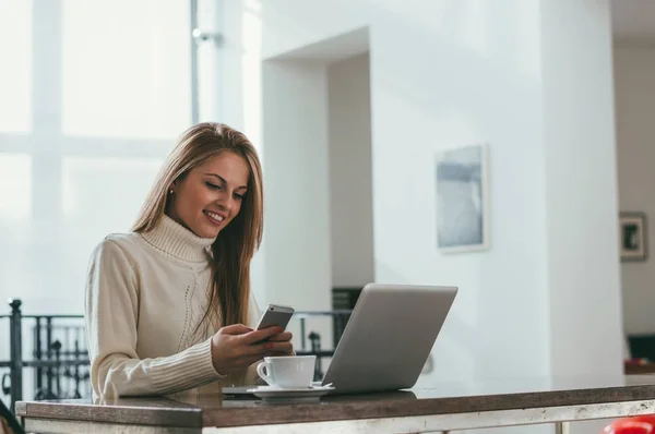 Femme d'affaires utilisant un smartphone — Photo