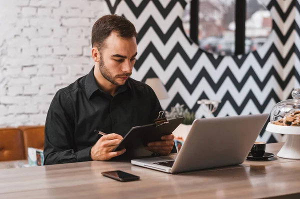 kafede oturan genç adam