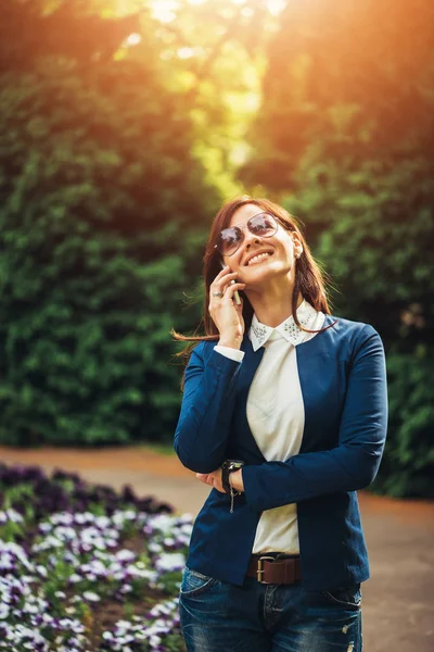 Atractiva empresaria usando smartphone — Foto de Stock