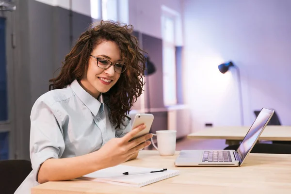 Estudante feminina usando laptop — Fotografia de Stock