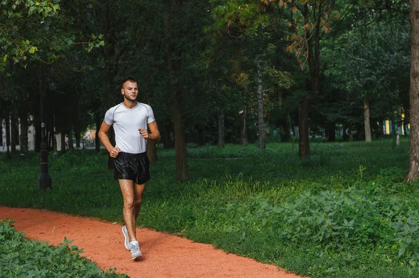 Uomo che fa jogging nel parco — Foto Stock