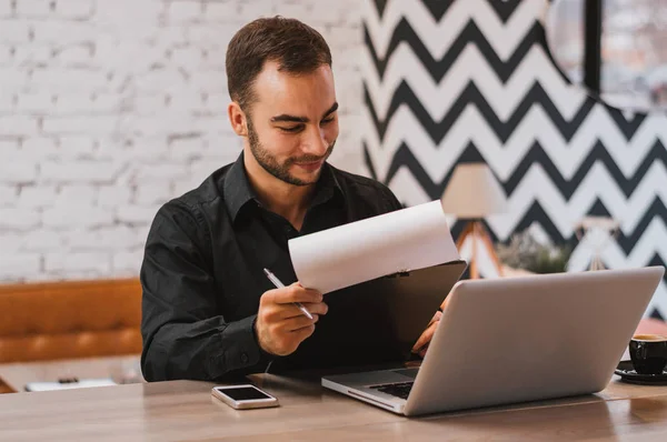 Jonge man zit in koffie winkel — Stockfoto