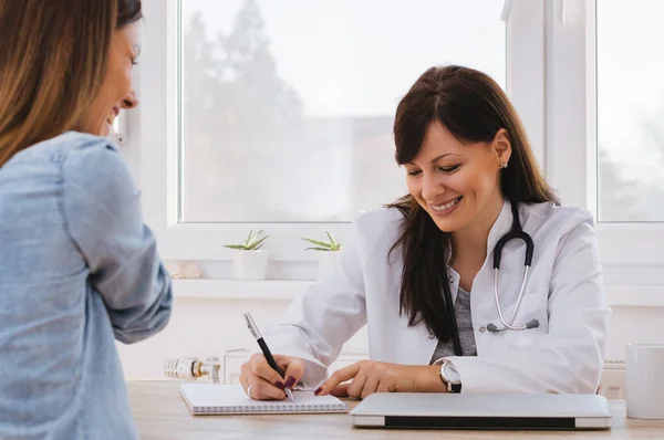 Médico que escreve prescrição médica — Fotografia de Stock