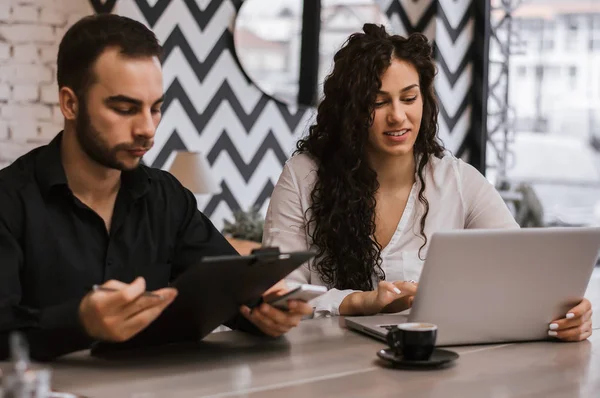 Paar arbeitet zusammen — Stockfoto