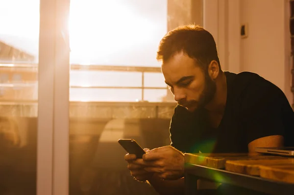 Hombre usando teléfono móvil —  Fotos de Stock