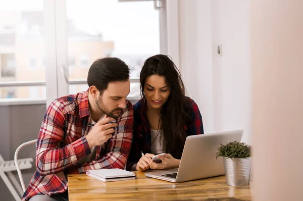 Genç çiftin birlikte çalışma 