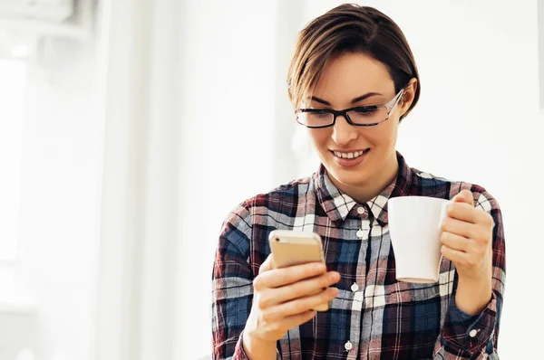 Mujer usando teléfono móvil — Foto de Stock