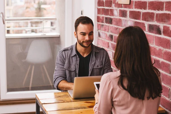 genç bir çift laptop ile çalışma