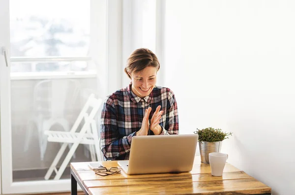 Fille célébrant dans le bureau — Photo