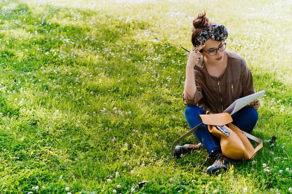 kadının okuma gazete