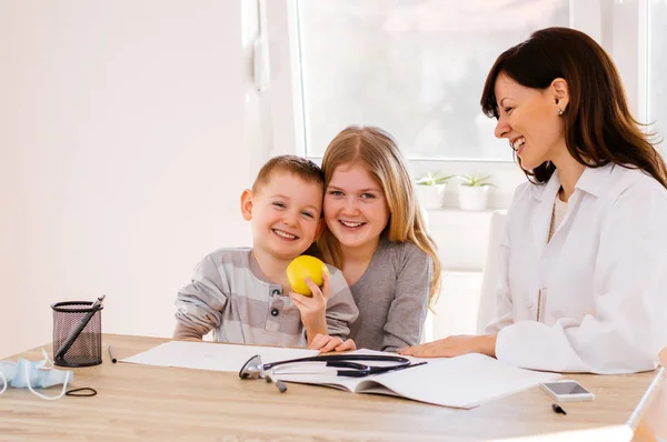 Arts en kinderen spelen bij kliniek — Stockfoto