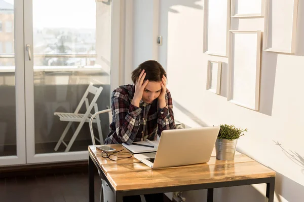 Jonge vrouw werkt in het kantoor — Stockfoto