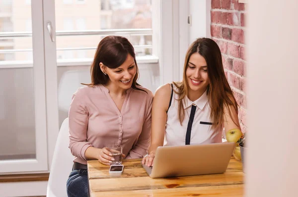 Amis féminins utilisant ordinateur portable — Photo