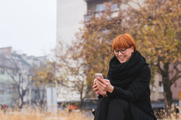 Akıllı telefon kullanan gülümseyen kadın. 