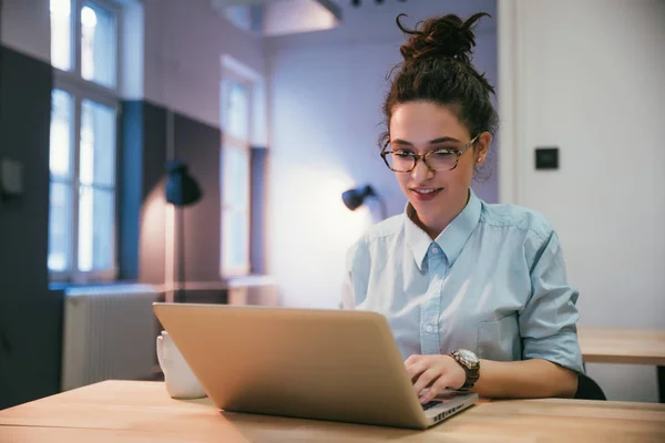 Estudante feminina usando laptop — Fotografia de Stock