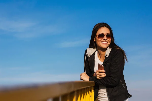 Mujer escuchando música y mensajes —  Fotos de Stock