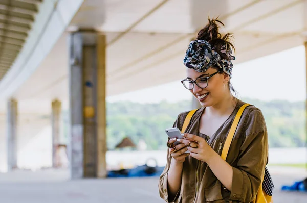 Chica con estilo utilizando el teléfono móvil — Foto de Stock