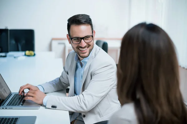 Geschäftsteam arbeitet zusammen — Stockfoto