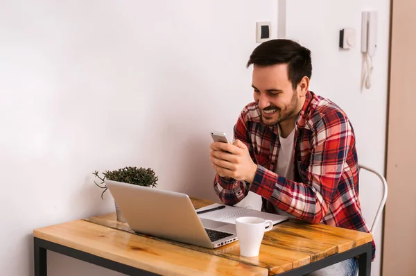 Hombre guapo usando portátil — Foto de Stock