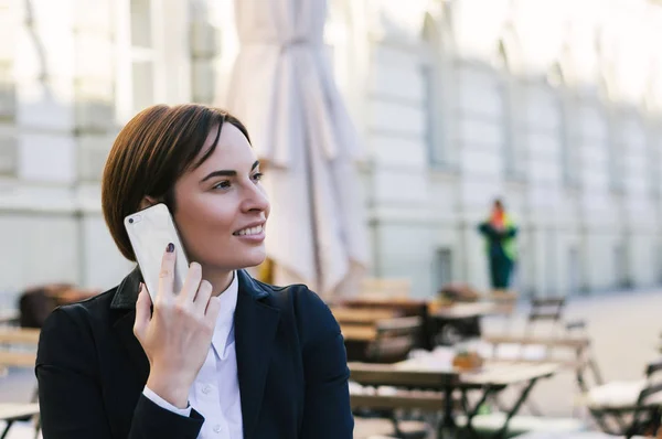 Mujer hablando por teléfono inteligente — Foto de Stock