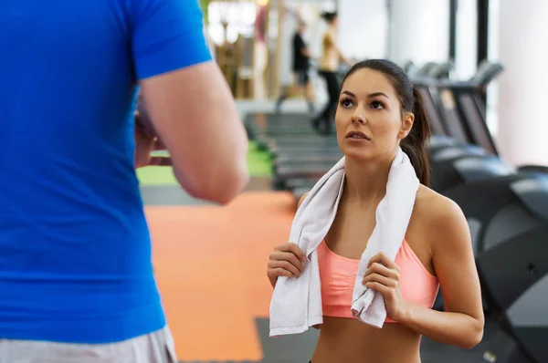 Donna che parla con fitness trainer — Foto Stock