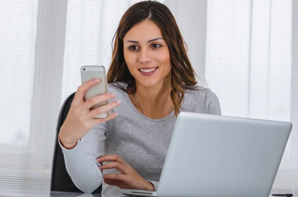 Menina verificando seu telefone — Fotografia de Stock