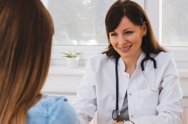 Läkare pratar med patienten — Stockfoto