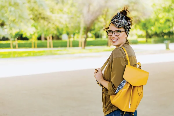 Menina elegante com mochila amarela — Fotografia de Stock