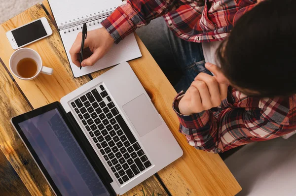 Business man working on laptop — Stock Photo, Image