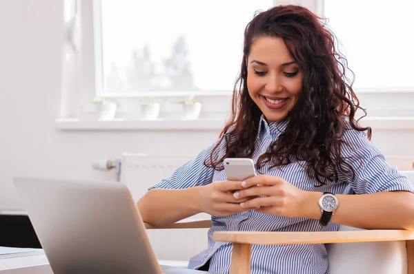 Chica rizada usando el teléfono — Foto de Stock